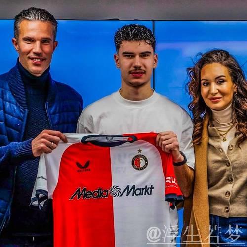 范佩西42岁执教首秀,19岁儿子1米86中锋首演吸引三万观众 范佩西42岁执教首秀,19岁儿子1米86中锋首演吸引三万观众 